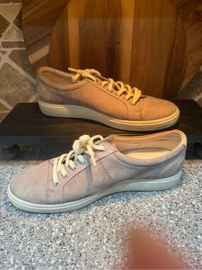 ECCO soft 7 sneaker- only worn 3 times 
Women size 40( I wear a size 9.5 )